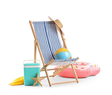 Buzdolabı, çizgili iskemle, oyuncak top ve beyaz arka planda izole plaj aksesuarları.