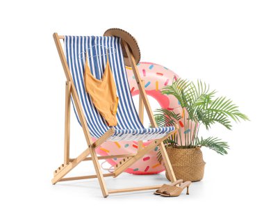 Çizgili iskemle, mayo, ev bitkisi ve plaj aksesuarları beyaz arka planda izole edilmiş.