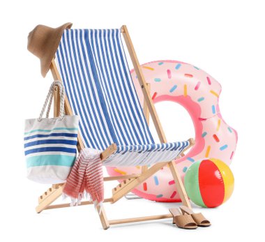 Çizgili iskemle, oyuncak top ve beyaz arka planda izole edilmiş plaj aksesuarları.