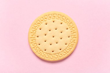 Pembe bir arka plan üzerinde tatlı kurabiye