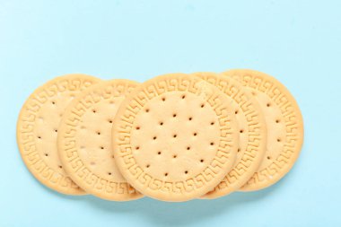 Mavi arka planda bir sürü tatlı kurabiye