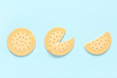 Mavi arkaplanda tatlı kurabiyeler