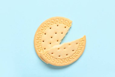 Kırık tatlı kurabiye mavi arka planda