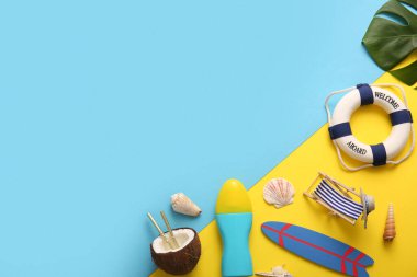 Hindistan cevizi, dekoratif iskemle, can simidi ve renkli sörf tahtası ile yaz kompozisyonu