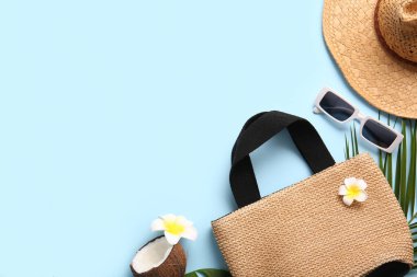 Hindistan cevizi ve mavi arka planda plaj aksesuarları olan yaz kompozisyonu