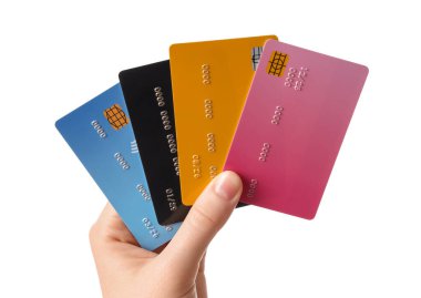 Beyaz arka planda kredi kartı olan bir kadın, yakın plan.