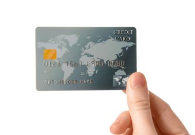 Beyaz arka planda kredi kartı olan bir kadın, yakın plan.