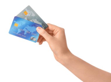 Beyaz arka planda kredi kartı olan bir kadın.