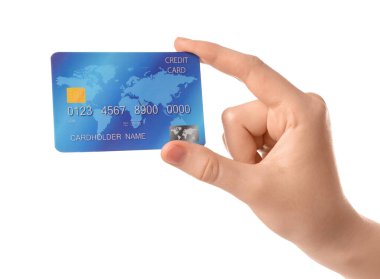 Beyaz arka planda kredi kartı olan bir kadın, yakın plan.