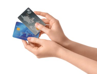 Beyaz arka planda kredi kartı olan kadın eller.