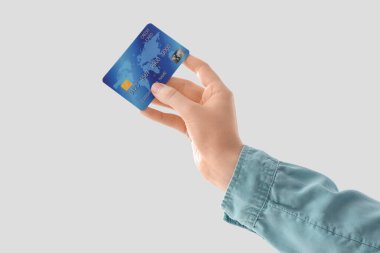 Beyaz arka planda kredi kartı ile kadın el