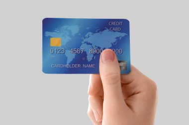 Beyaz arka planda kredi kartı olan bir kadın, yakın plan.