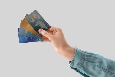 Beyaz arka planda kredi kartı olan bir kadın.