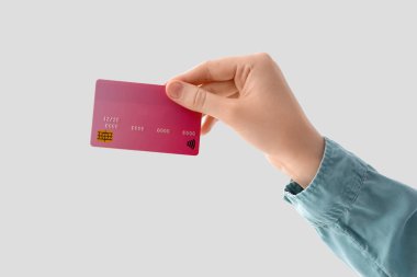 Beyaz arka planda kredi kartı ile kadın el