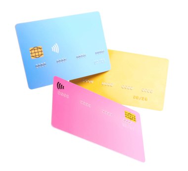 Beyaz arkaplanda renkli kredi kartları uçuyor