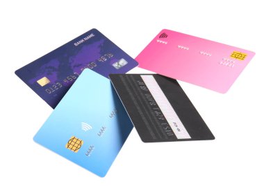 Beyaz arka planda bir sürü kredi kartı uçurmak