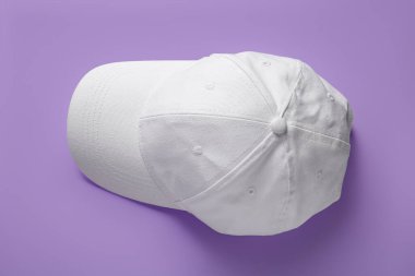 Leylak arka planında boş beyaz başlık