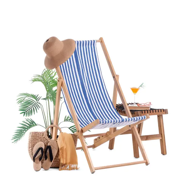 Ev bitkisi, güverte sandalyesi ve beyaz arka planda izole edilmiş plaj aksesuarları.