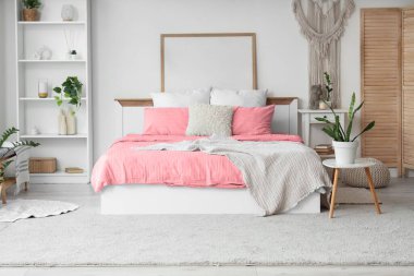 Işıl ışıl yatak odasının içi.