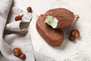 Hafif arka planda çikolata kaplı dondurma.