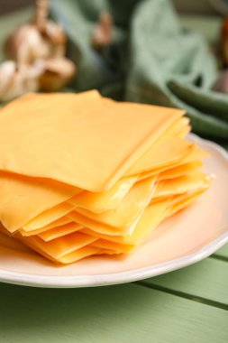 Tabakta lezzetli işlenmiş peynir dilimleri var, yakın plan.