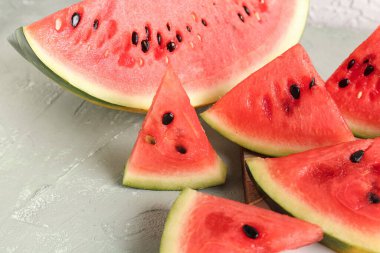Gri masada taze karpuz parçaları.