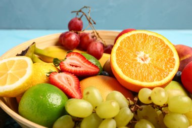 Farklı taze meyveli kase, yakın plan.