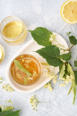 Bir bardak ıhlamur çayı ve ballı kavanoz beyaz arkaplan