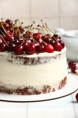 Beyaz fayanslı vişneli kek.