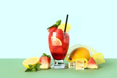 Yeşil masada naneli taze karpuz limonatası.