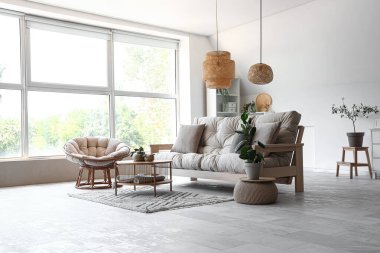 Koltuğu, koltuğu ve masası olan bir oturma odası.