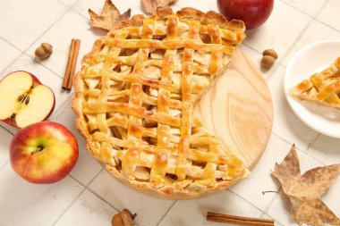 Tahta tahta, lezzetli elmalı turta ve beyaz fayanslı bir tabak.