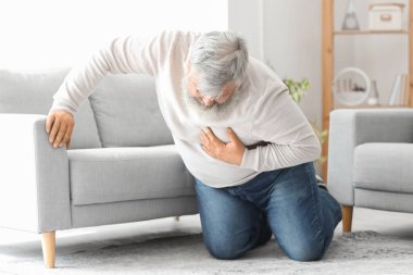 Yaşlı adam evde kalp krizi geçiriyor.