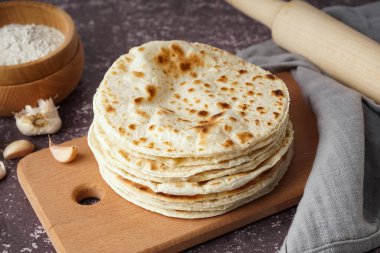 Gri arkaplanda lezzetli pita ekmeği tahtası