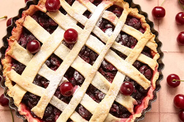 Lezzetli vişneli turta ile pişirme yemeği, yakın plan.