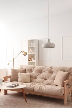 Işıl ışıl oturma odası, rahat beyaz kanepe ve kahve masası.