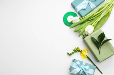 Hediye kutuları ve beyaz arka planda güzel laleler. Uluslararası Kadınlar Günü