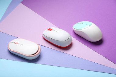 Renk arkaplanı üzerinde kablosuz bilgisayar faresi kümesi