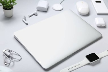 Gri arka planda farklı modern aygıtlara sahip kompozisyon