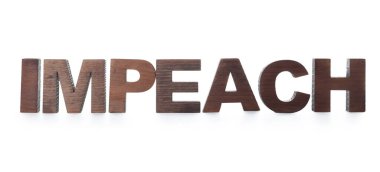 Tahta harfler beyaz arka planda IMPEACHMENT kelime heceleniyor