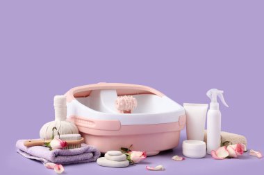 Mor arka planda ayak masajı için ayarlandı