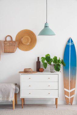 Çekmeceleri ve sörf tahtasıyla modern salonun şık bir tasarımı.