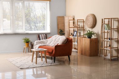 Ekoseli rahat kanepe ve oturma odasının iç tarafında dergi olan kahve masası.