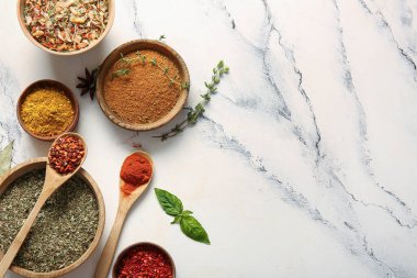 Açık mermer arka planda farklı taze baharatlara sahip kompozisyon