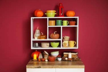 Bulaşıkları ve güzel sonbahar dekoru olan şık bir mutfak.