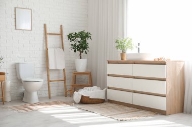 Tuvaletin içinde klozet, merdiven ve lavabo.