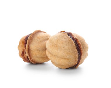 Beyaz arka planda haşlanmış konsantre sütle ceviz şeklinde kurabiyeler.