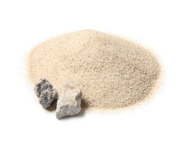 Beyaz zemin üzerinde taşlar olan kumsal yığını.