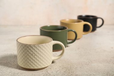 Hafif grunge arka planında farklı seramik bardaklar