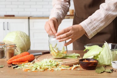Mutfakta lahana turşusu hazırlayan kadın. Yakın çekim.